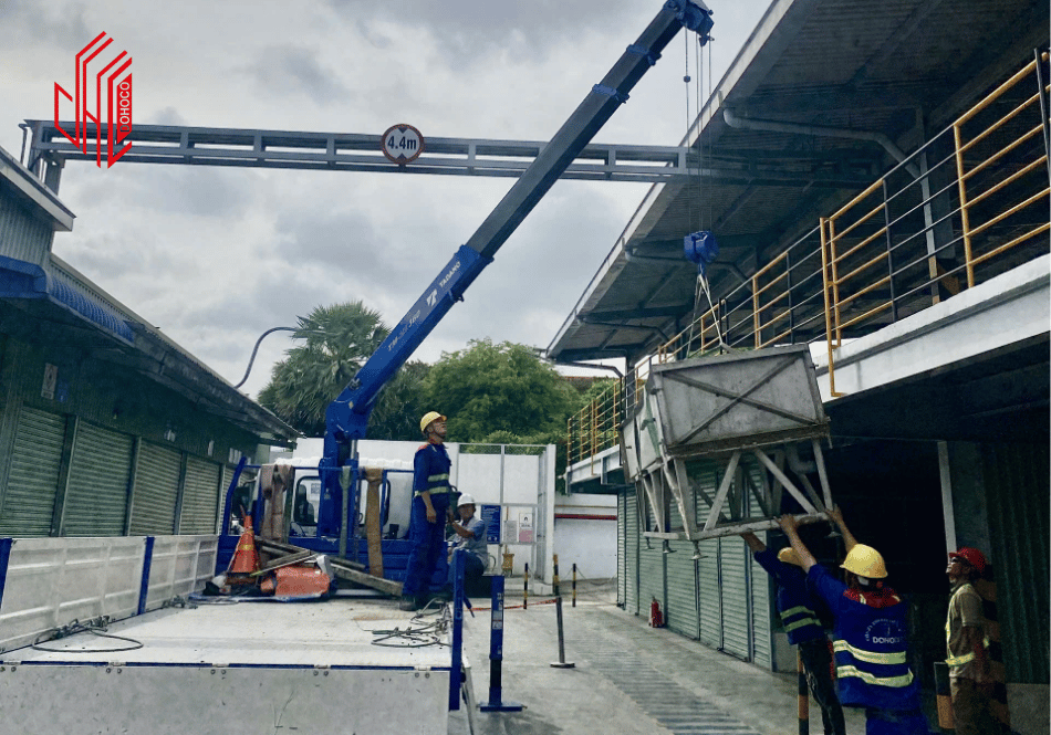 Cẩu và lắp đặt hệ thống bể sạc